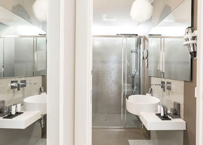 A World Aparts - Barberini Boutique Roma